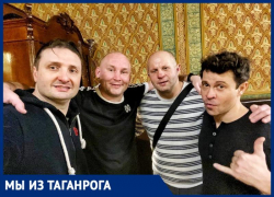 Павел Деревянко опубликовал фото с суровыми мужиками из бани Павел Деревянко опубликовал фото с суровыми мужиками из бани