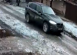 Таганрожцев напугало видео с черной машиной, преследующей детей Таганрожцев напугало видео с черной машиной, преследующей детей