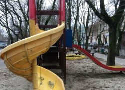 В Таганроге для детей по Украинскому переулку стоит «удивительная горка» В Таганроге для детей по Украинскому переулку стоит «удивительная горка»