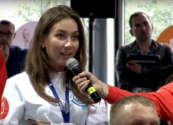 «Единую Россию» призвали уволить лидеров «молодежки», нахамивших девушке из-за айфона «Единую Россию» призвали уволить лидеров «молодежки», нахамивших девушке из-за айфона