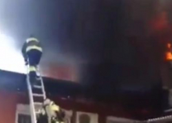 Масштабный пожар в Таганроге тушили 11 спасателей Масштабный пожар в Таганроге тушили 11 спасателей
