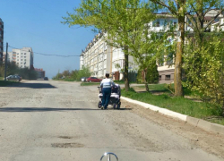 Дороги для людей без тротуара придумали в Таганроге: опасно, но другой нет Дороги для людей без тротуара придумали в Таганроге: опасно, но другой нет