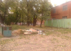 В Западном районе Таганрога мусорные баки ставят на бывших детских площадках В Западном районе Таганрога мусорные баки ставят на бывших детских площадках