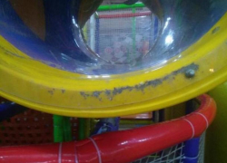 Грязь и сломанные игрушки ждут детей в игровой комнате Таганрога Грязь и сломанные игрушки ждут детей в игровой комнате Таганрога