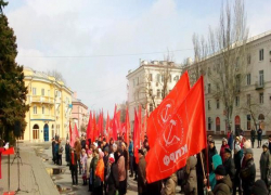Коммунисты Таганрога провели митинг для своих же знаменосцев Коммунисты Таганрога провели митинг для своих же знаменосцев