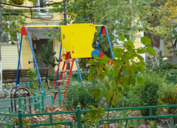Вновь «добрые тети и дяди» разобрали по запчастям детскую площадку в Таганроге Вновь «добрые тети и дяди» разобрали по запчастям детскую площадку в Таганроге