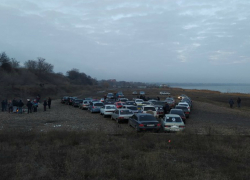 Таганрожцы составили 40-метровую елку из автомобилей Таганрожцы составили 40-метровую елку из автомобилей