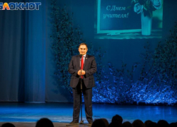 Депутат Госдумы Юрий Кобзев не встретился с таганрожцами, но посетил концерт Депутат Госдумы Юрий Кобзев не встретился с таганрожцами, но посетил концерт