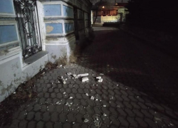 В центре Таганрога кирпичи летят на голову с памятника истории и культуры В центре Таганрога кирпичи летят на голову с памятника истории и культуры