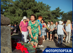 В День города таганрожцы возложили цветы к памятнику его основателю В День города таганрожцы возложили цветы к памятнику его основателю