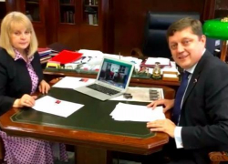 Олег Пахолков передал главе ЦИК Элле Памфиловой материалы о фальсификации праймериз в Ростовской области Олег Пахолков передал главе ЦИК Элле Памфиловой материалы о фальсификации праймериз в Ростовской области