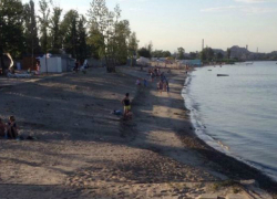 В Таганроге хозяева пляжей, не делая места для переодевания, плодят нудистов В Таганроге хозяева пляжей, не делая места для переодевания, плодят нудистов