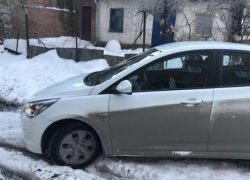 Таганроженка, изрядно помучившись на неочищенном ото льда и снега дворе, с трудом выехала в город Таганроженка, изрядно помучившись на неочищенном ото льда и снега дворе, с трудом выехала в город