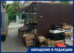 "Современный торговый объект" мешает таганрожцам, но его не видят проверяющие "Современный торговый объект" мешает таганрожцам, но его не видят проверяющие
