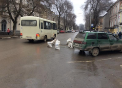 Строительные мешки посреди дороги создают аварийную ситуацию в Таганроге Строительные мешки посреди дороги создают аварийную ситуацию в Таганроге