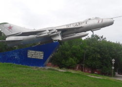Памятник советской авиации в Таганроге забыт и отдан на растерзание вандалам Памятник советской авиации в Таганроге забыт и отдан на растерзание вандалам