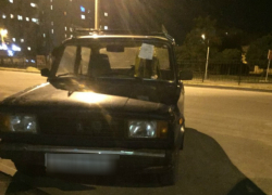 Тухлыми яйцами забросала автомобиль пенсионерка в Таганроге Тухлыми яйцами забросала автомобиль пенсионерка в Таганроге