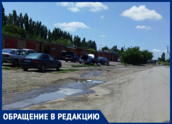 Прорвавшаяся канализация на Русском поле не один день одаряет запахами жителей Прорвавшаяся канализация на Русском поле не один день одаряет запахами жителей