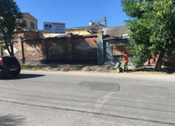 Дорожные рабочие оставили после себя кучки на тротуарах в Таганроге Дорожные рабочие оставили после себя кучки на тротуарах в Таганроге