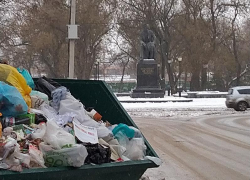 Полюбоваться мусором заставили и классика – «лодочку» установили напротив памятника Чехову Полюбоваться мусором заставили и классика – «лодочку» установили напротив памятника Чехову