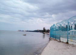 Таганрогские власти осмотрели пляжи и проглядели забор Таганрогские власти осмотрели пляжи и проглядели забор