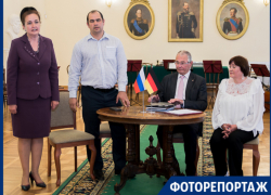Немецкая делегация подарила Таганрогу раритетный аккордеон за 1,5 млн руб Немецкая делегация подарила Таганрогу раритетный аккордеон за 1,5 млн руб