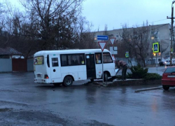 В Таганроге маршрутки устроили дрифт на обледеневшей дороге В Таганроге маршрутки устроили дрифт на обледеневшей дороге