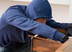 Полиция Таганрога задержала 19-летнего парня, обокравшего горожанку Полиция Таганрога задержала 19-летнего парня, обокравшего горожанку