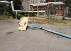 Не место для игр: взрослые отобрали у детей спортивную площадку в Таганроге Не место для игр: взрослые отобрали у детей спортивную площадку в Таганроге