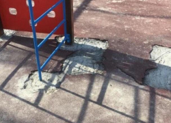 В Таганроге изуродовали новое покрытие на детской площадке в Приморском парке В Таганроге изуродовали новое покрытие на детской площадке в Приморском парке