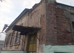 Дом в исторической части Таганрога разваливается по кускам Дом в исторической части Таганрога разваливается по кускам