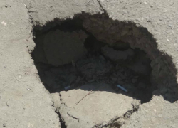 На Греческой проваливается земля, "радуя" водителей Таганрога На Греческой проваливается земля, "радуя" водителей Таганрога