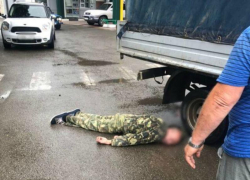 На автозаправке в Таганроге мужчина разбил голову под колесами собственной машины На автозаправке в Таганроге мужчина разбил голову под колесами собственной машины