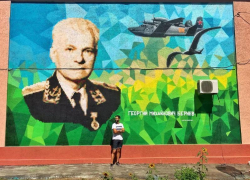 Портрет авиаконструктора Бериева рисует Антон Тимченко на стене Таганрога Портрет авиаконструктора Бериева рисует Антон Тимченко на стене Таганрога