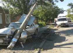 Потерявший за рулем сознание водитель протаранил на легковушке бетонный столб Потерявший за рулем сознание водитель протаранил на легковушке бетонный столб