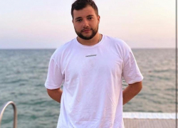 «Папин бродяга, мамин симпатяга» - 29-летний любитель факов и телефонов претендует в Государственную Думу от Таганрога «Папин бродяга, мамин симпатяга» - 29-летний любитель факов и телефонов претендует в Государственную Думу от Таганрога