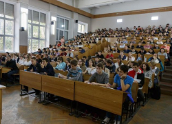 В Таганроге более 150 учащихся написали экономический диктант В Таганроге более 150 учащихся написали экономический диктант