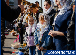 Таганрожцы всех возрастов пришли в церковь Троицы Живоначальной на Пасху Таганрожцы всех возрастов пришли в церковь Троицы Живоначальной на Пасху