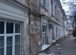 В Таганроге одна из лучших школ России ветшает и сыпется на глазах В Таганроге одна из лучших школ России ветшает и сыпется на глазах
