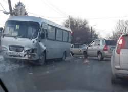 Серьезное ДТП с маршруткой и легковушкой произошло в Таганроге в час пик Серьезное ДТП с маршруткой и легковушкой произошло в Таганроге в час пик