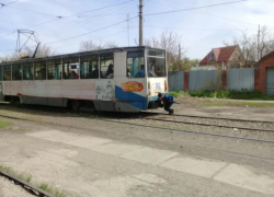 Возле травмпункта Таганрога подростки рискуют жизнью, катаясь на "колбасе" Возле травмпункта Таганрога подростки рискуют жизнью, катаясь на "колбасе"