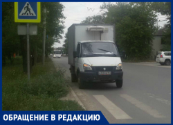 В Таганроге автохам перекрыл дорогу, устроил парковку у перехода В Таганроге автохам перекрыл дорогу, устроил парковку у перехода