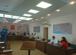Владимир Карогодин освободился от статуса депутата, сидящего на двух стульях в Таганроге Владимир Карогодин освободился от статуса депутата, сидящего на двух стульях в Таганроге