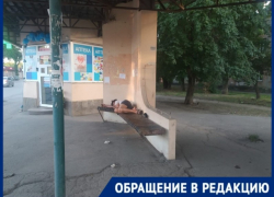 Спящие в Таганроге: горожане снова жалуются, что остановки превращают в ночлежки Спящие в Таганроге: горожане снова жалуются, что остановки превращают в ночлежки