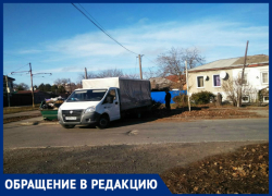 Наглые спильщики ореха побросали ветки у лодочки жильцов Наглые спильщики ореха побросали ветки у лодочки жильцов