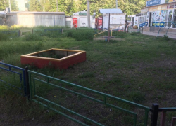 В Таганроге забытый депутатом сквер «Эльдорадо» наполняется только травой и торгашами В Таганроге забытый депутатом сквер «Эльдорадо» наполняется только травой и торгашами