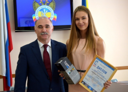 Алина Воробьева из Таганрога получила главный приз областного конкурса селфи #ВыборМолодежи Алина Воробьева из Таганрога получила главный приз областного конкурса селфи #ВыборМолодежи