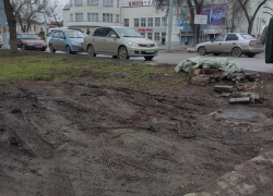 Центральная улица Таганрога становится похожа на заброшенную дорогу деревни Центральная улица Таганрога становится похожа на заброшенную дорогу деревни