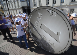 Жители Украины просят Порошенко запретить оборот российской валюты Жители Украины просят Порошенко запретить оборот российской валюты