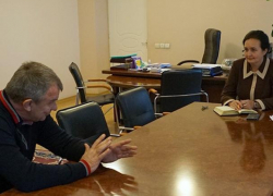 «Проходите, но без прессы»: депутат Игорь Третьяков спросил о судьбе транспорта на приеме у Инны Титаренко «Проходите, но без прессы»: депутат Игорь Третьяков спросил о судьбе транспорта на приеме у Инны Титаренко